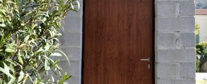 Apportez une Touche de Luxe Naturel à Votre Intérieur avec les Portes Aluminium Imitation Bois de Balagne Menuiserie Concept