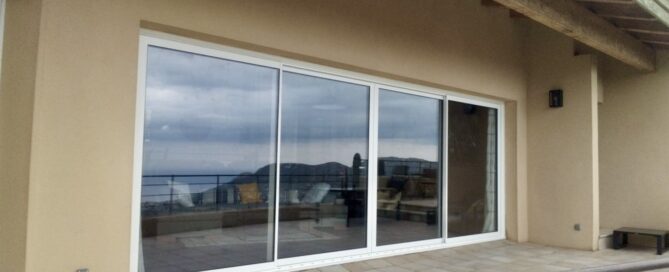 Découvrez le Luxe de l'Espace et de la Lumière avec le Coulissant Aluminium 4 Vantaux de Balagne Menuiserie Concept