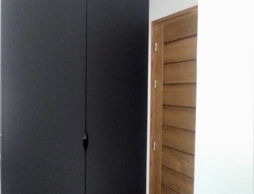 Réalisation Balagne Menuiserie Concept : L’Art de la Porte Battante Invisible à Algajola