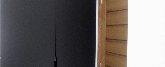 Réalisation Balagne Menuiserie Concept : L’Art de la Porte Battante Invisible à Algajola