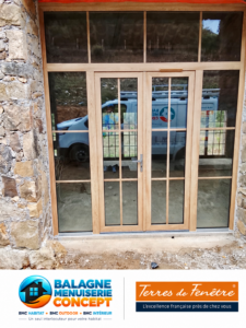 Menuiseries PVC Eclea finition Woodec chêne Turner Malt sur une façade en pierre à Cassano