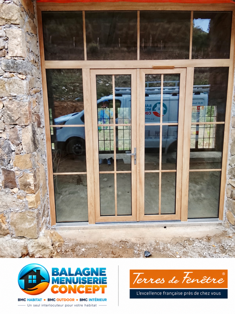 Menuiseries PVC Eclea finition Woodec chêne Turner Malt sur une façade en pierre à Cassano