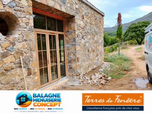 Menuiseries PVC Eclea finition Woodec chêne Turner Malt sur une façade en pierre à Cassano