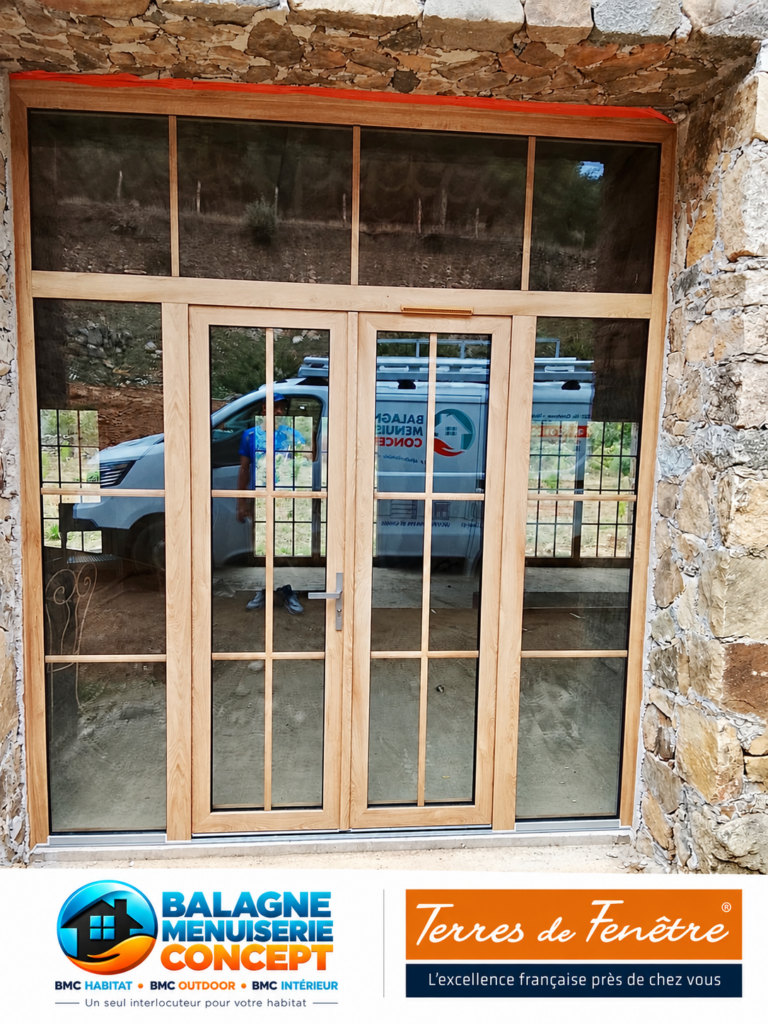 Menuiseries PVC Eclea finition Woodec chêne Turner Malt sur une façade en pierre à Cassano